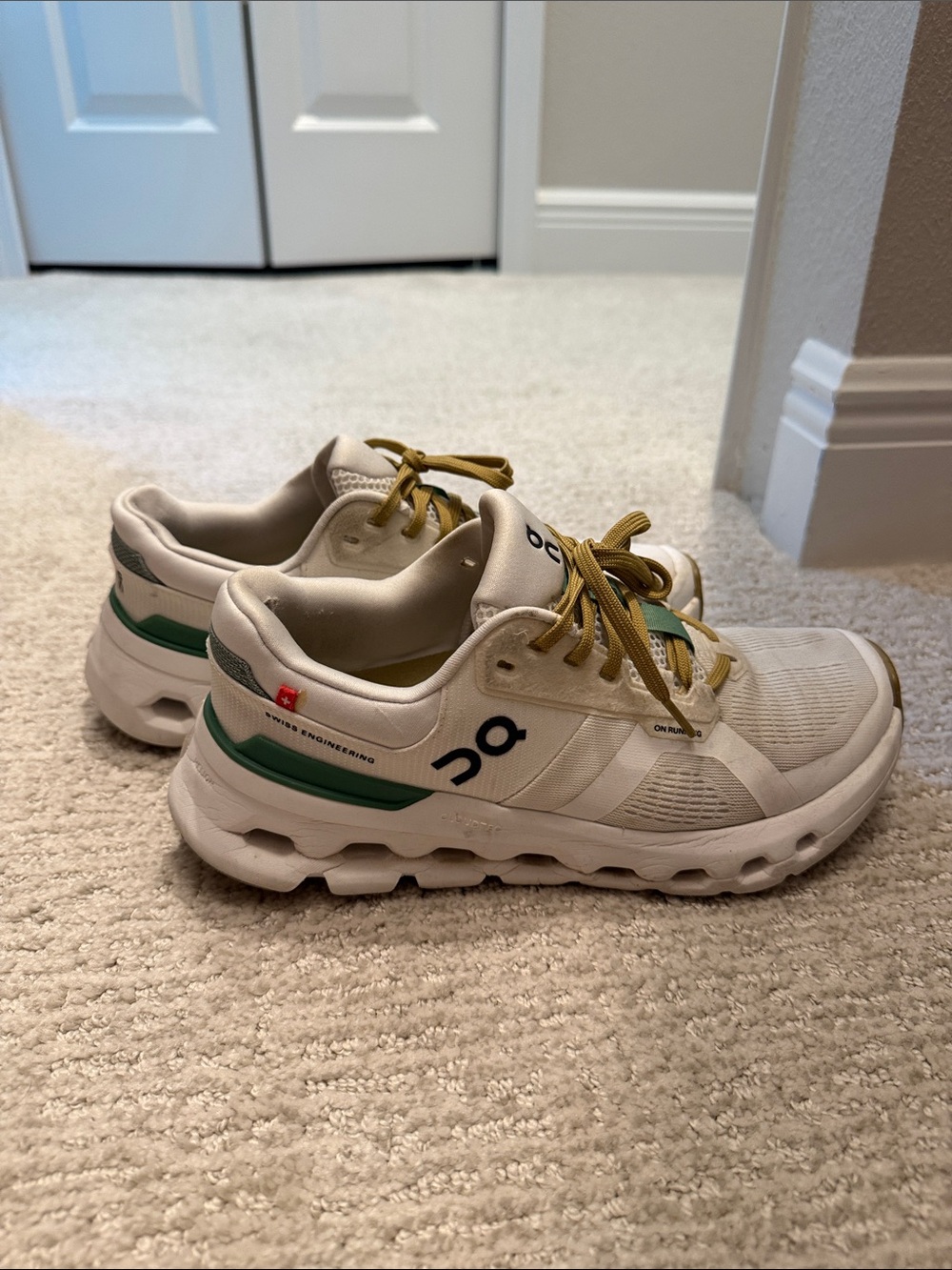 On Cloudrunner Women’s White Green